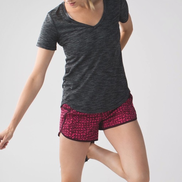 LULULEMON- Tracker Short III Bon Bon Bordeaux - Picture 3 of 13